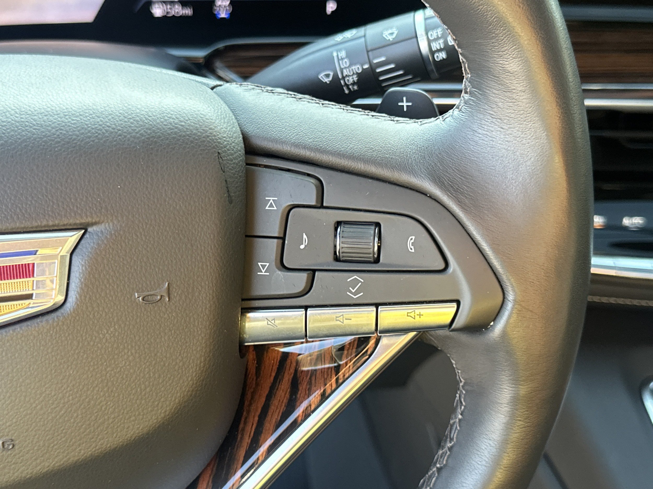 Used 2023 Cadillac Escalade Premium Luxury AWD/4WD image 27