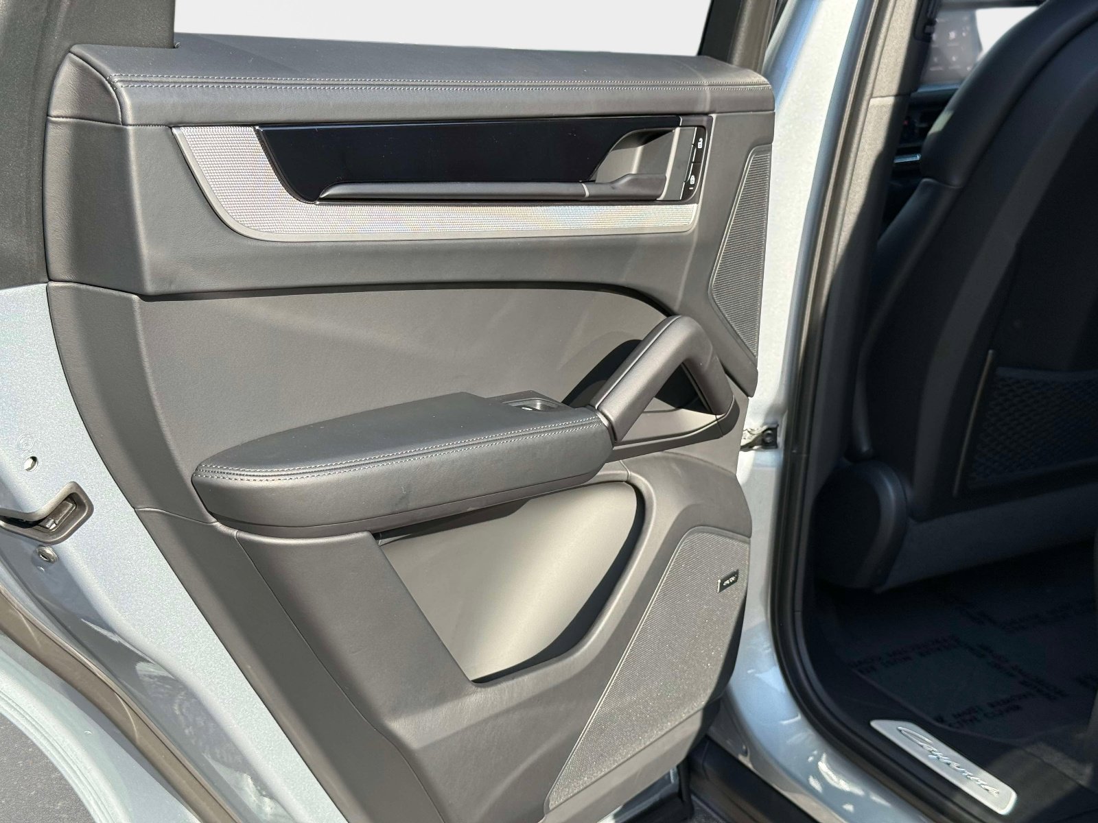 Used 2024 Porsche Cayenne Coupe image 25