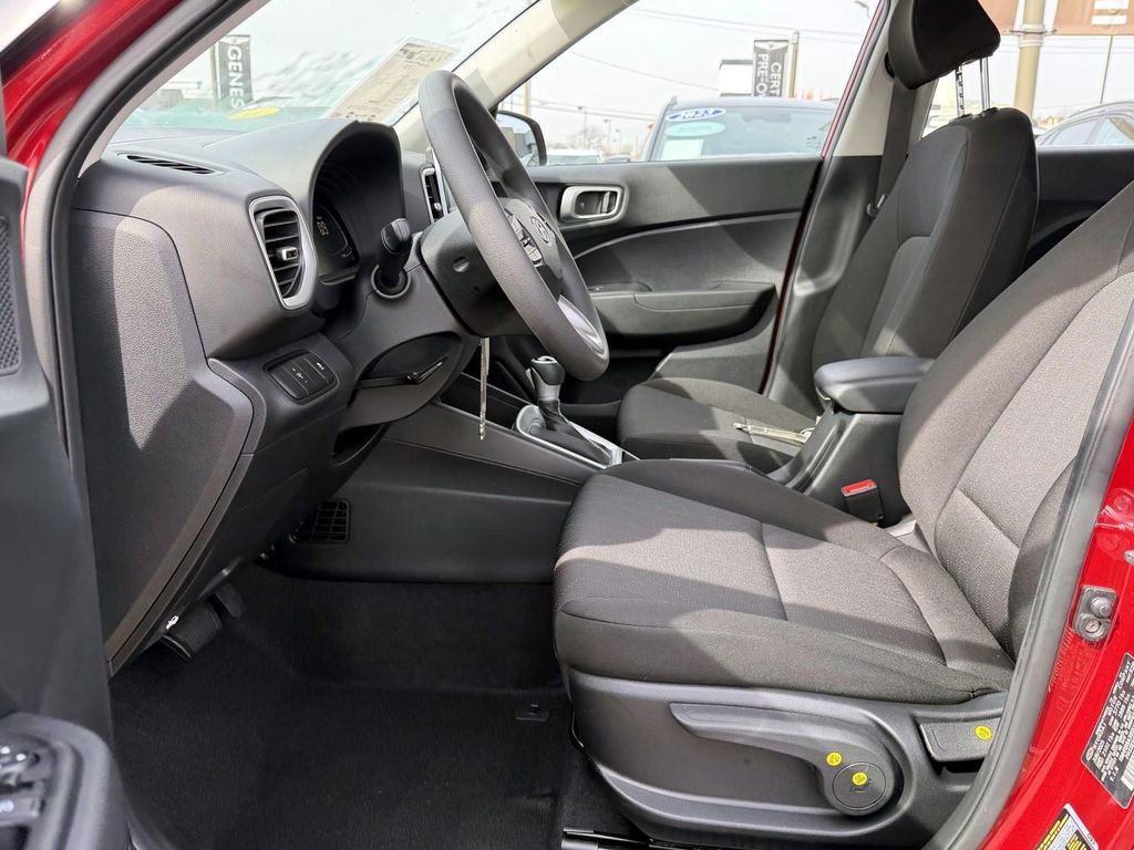 Certified 2025 Hyundai Venue SE image 8
