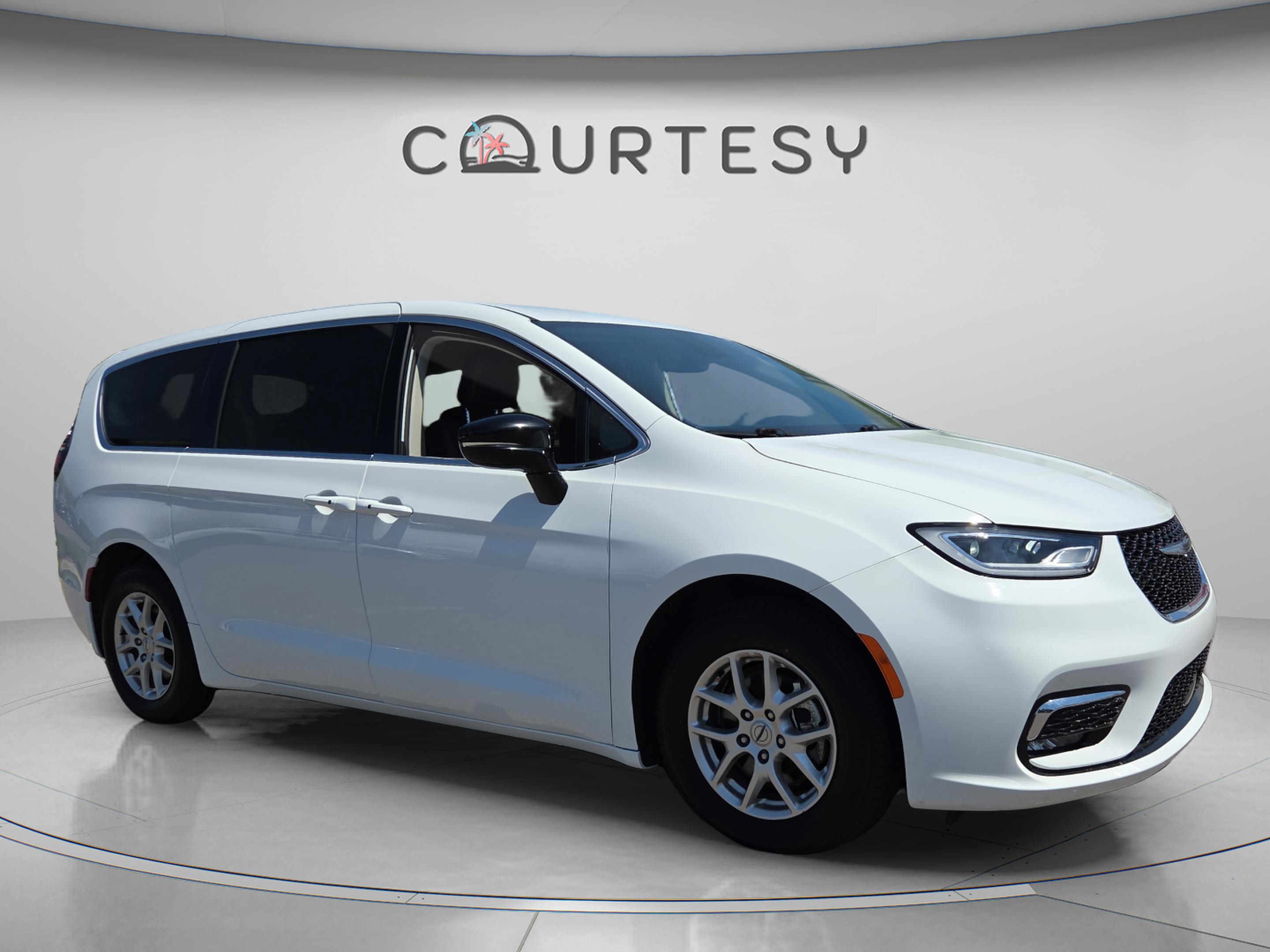 Used 2024 Chrysler Pacifica Touring-L image 7