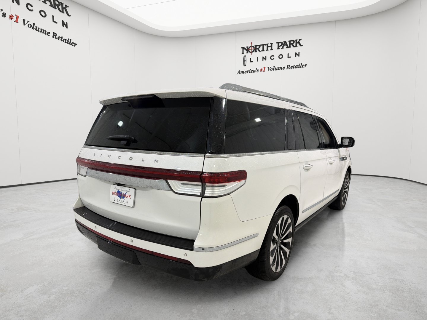 Used 2023 Lincoln Navigator L Reserve AWD/4WD image 5