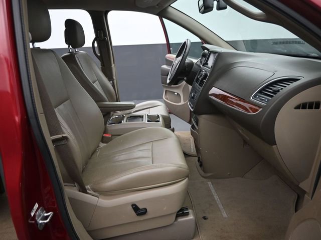 Used 2014 Chrysler Town & Country Touring-L w/ Driver Convenience Group image 18