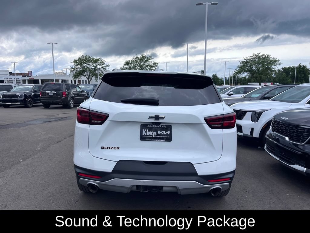 Used 2023 Chevrolet Blazer LT w/ Sound & Technology Package FWD image 4