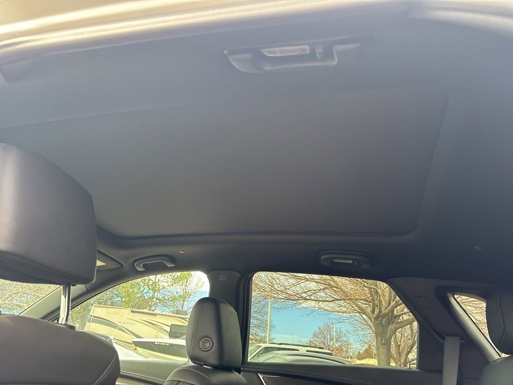 Certified 2022 Cadillac XT5 Sportv w/ LPO, ONYX Package image 18