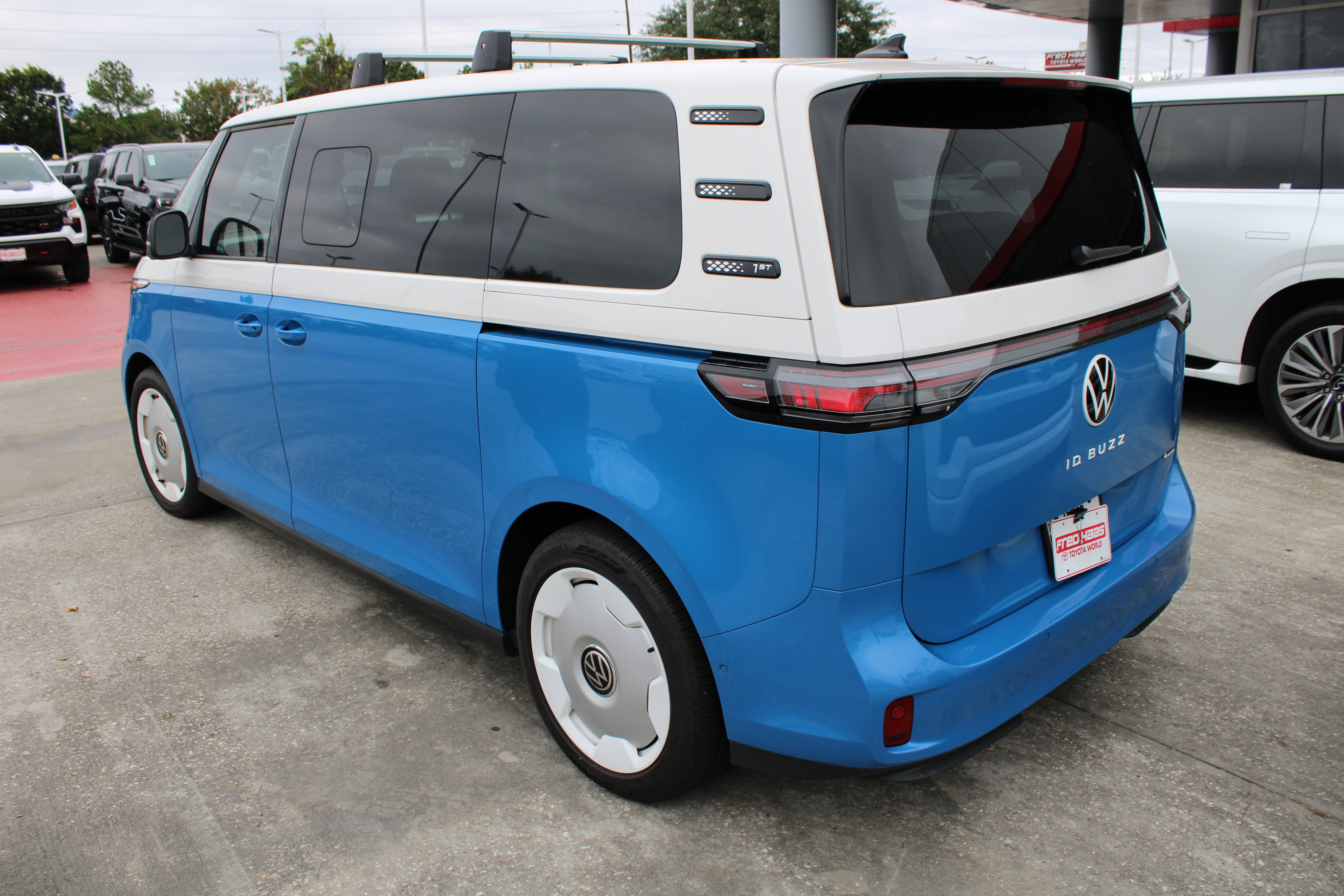 Used 2025 Volkswagen ID. Buzz 1st Edition AWD/4WD image 8