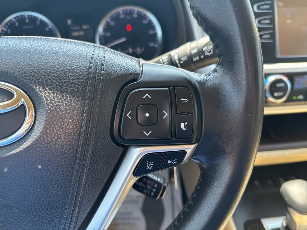 Used 2017 Toyota Highlander Plus AWD/4WD image 15
