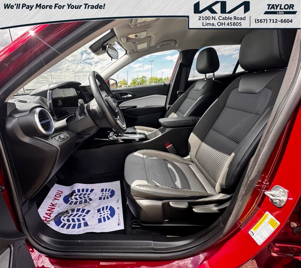 Used 2025 Chevrolet Trax LT w/ LT Convenience Package FWD image 8