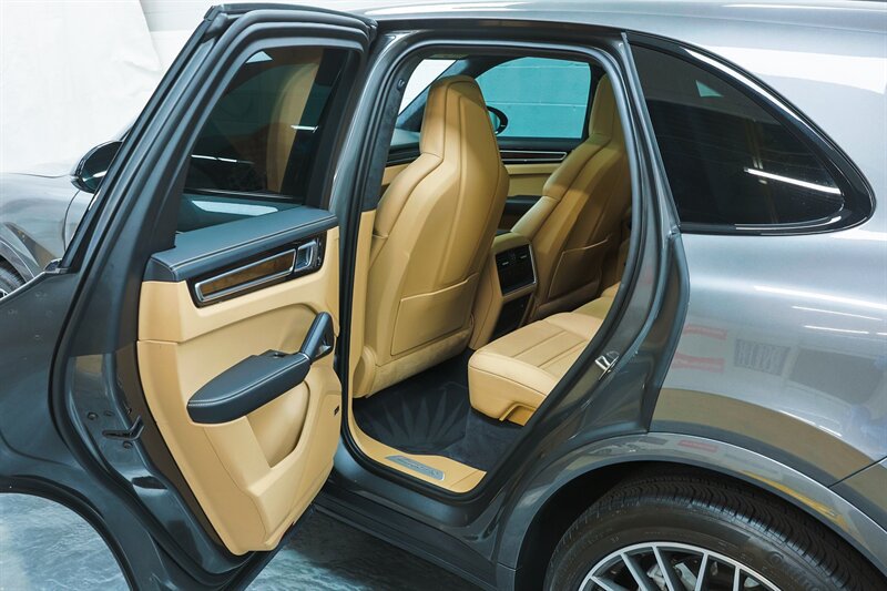Used 2020 Porsche Cayenne Turbo AWD/4WD image 75