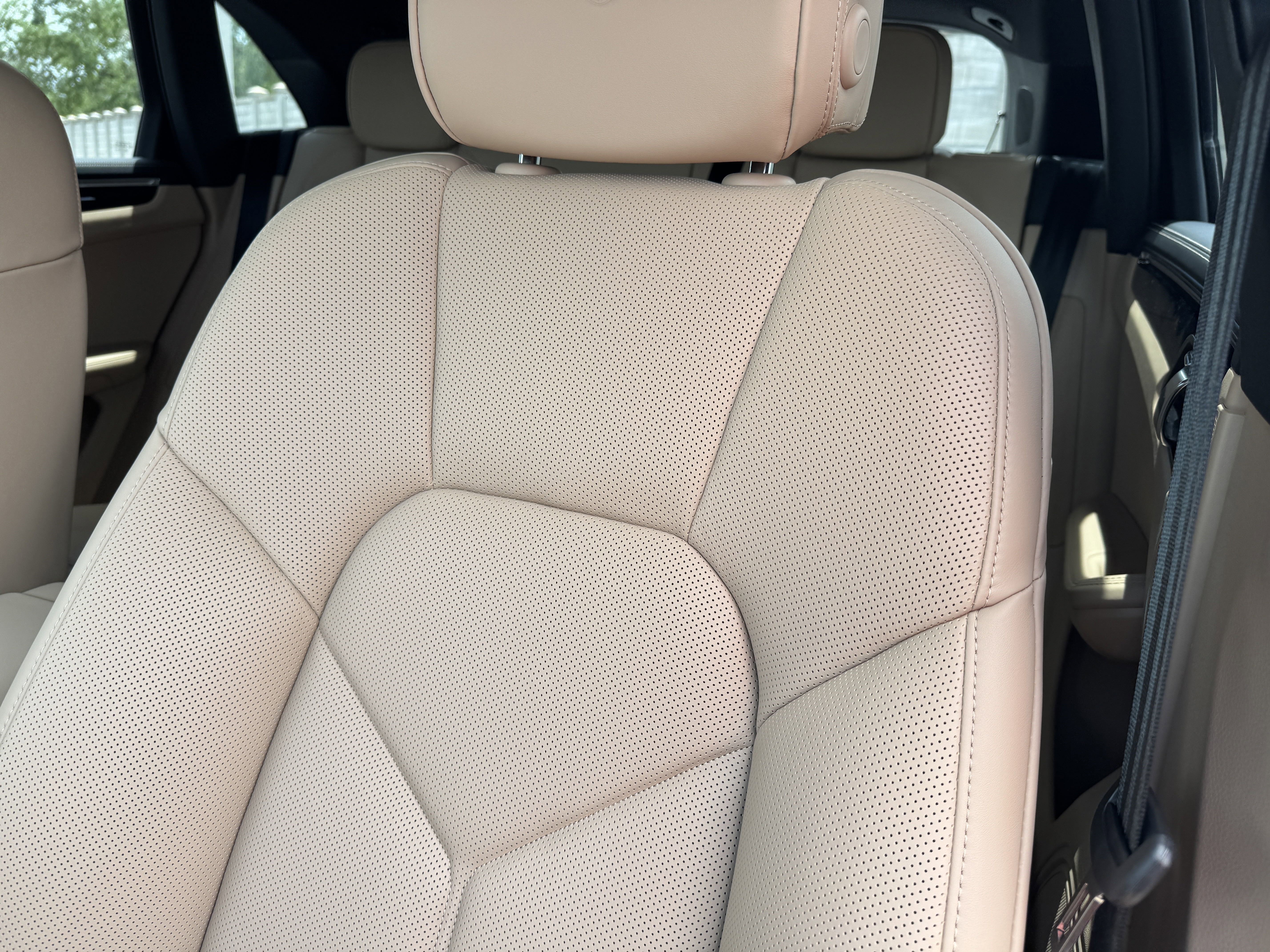 Certified 2025 Porsche Macan image 5