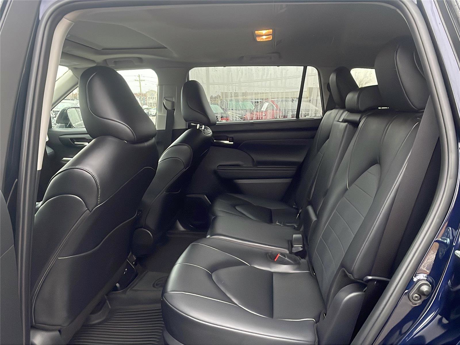 Used 2025 Toyota Highlander XLE image 18
