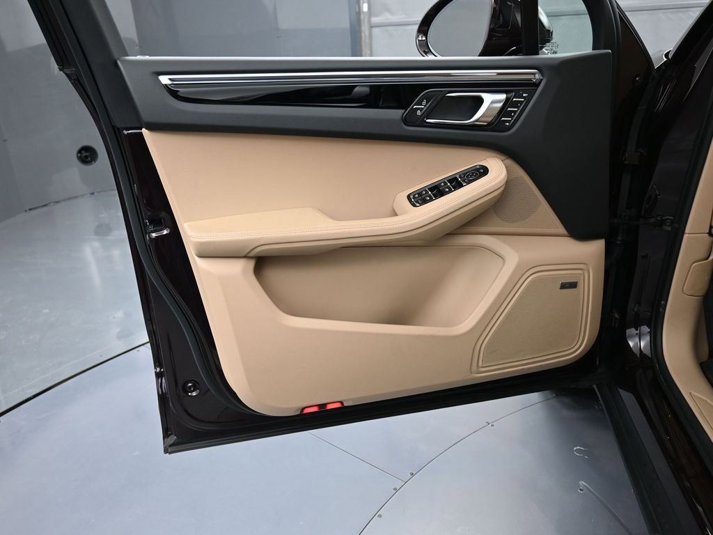 Certified 2025 Porsche Macan image 15