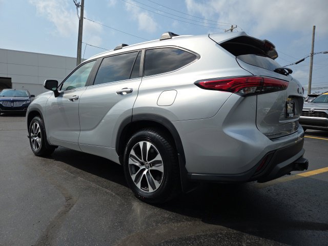 Used 2023 Toyota Highlander XLE AWD/4WD image 5