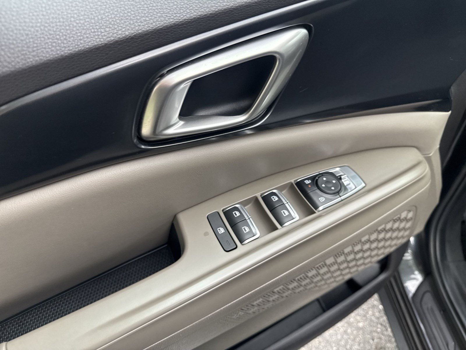Used 2025 Kia Carnival FWD image 15