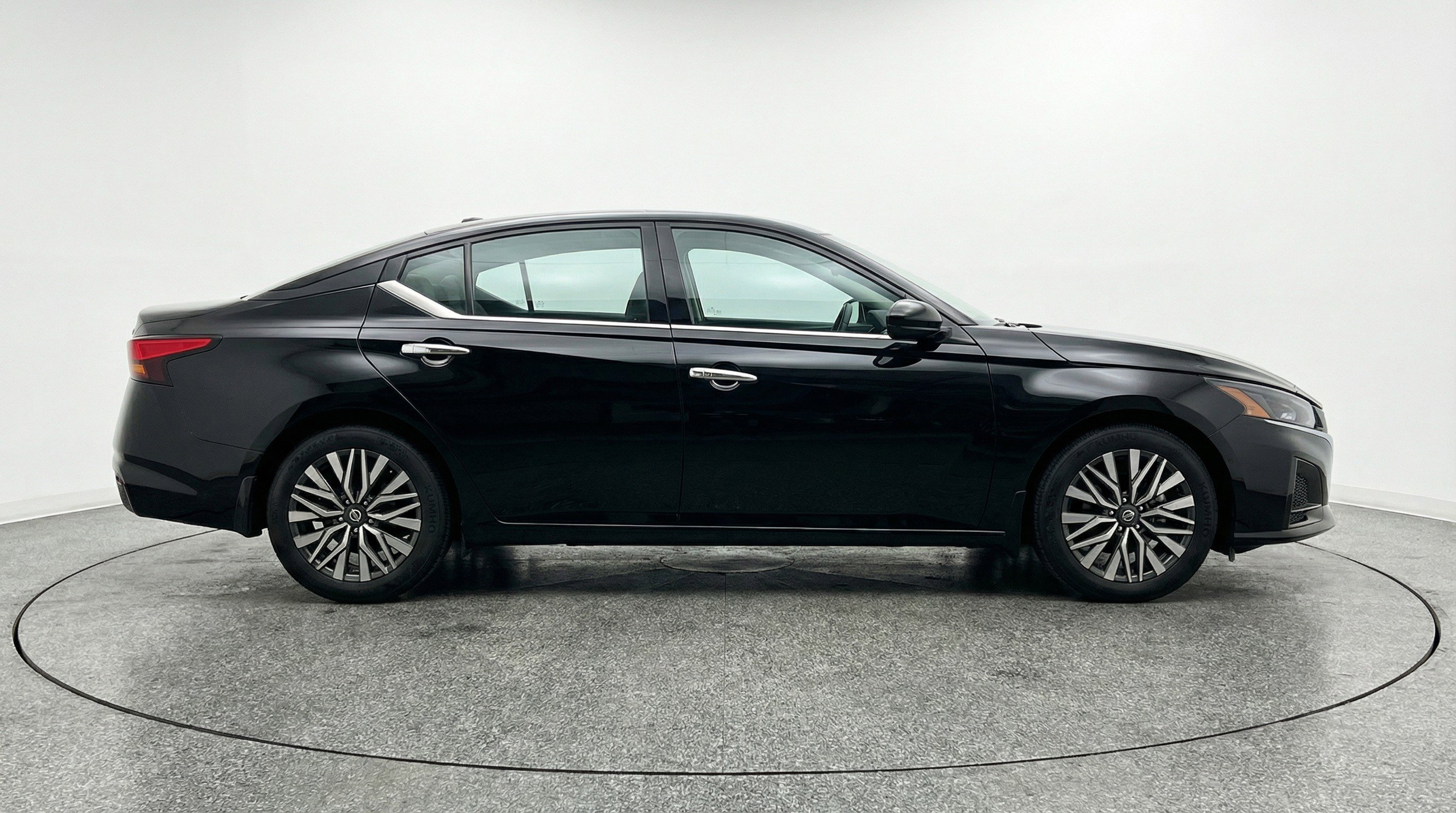 Used 2025 Nissan Altima 2.5 SV FWD image 11
