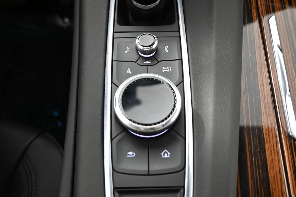 Used 2024 Cadillac Escalade ESV Luxury w/ LPO, Floor Liner Package AWD/4WD image 35