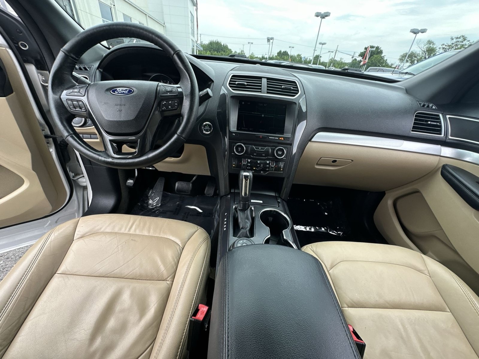 Used 2017 Ford Explorer XLT w/ Equipment Group 202A AWD/4WD image 31