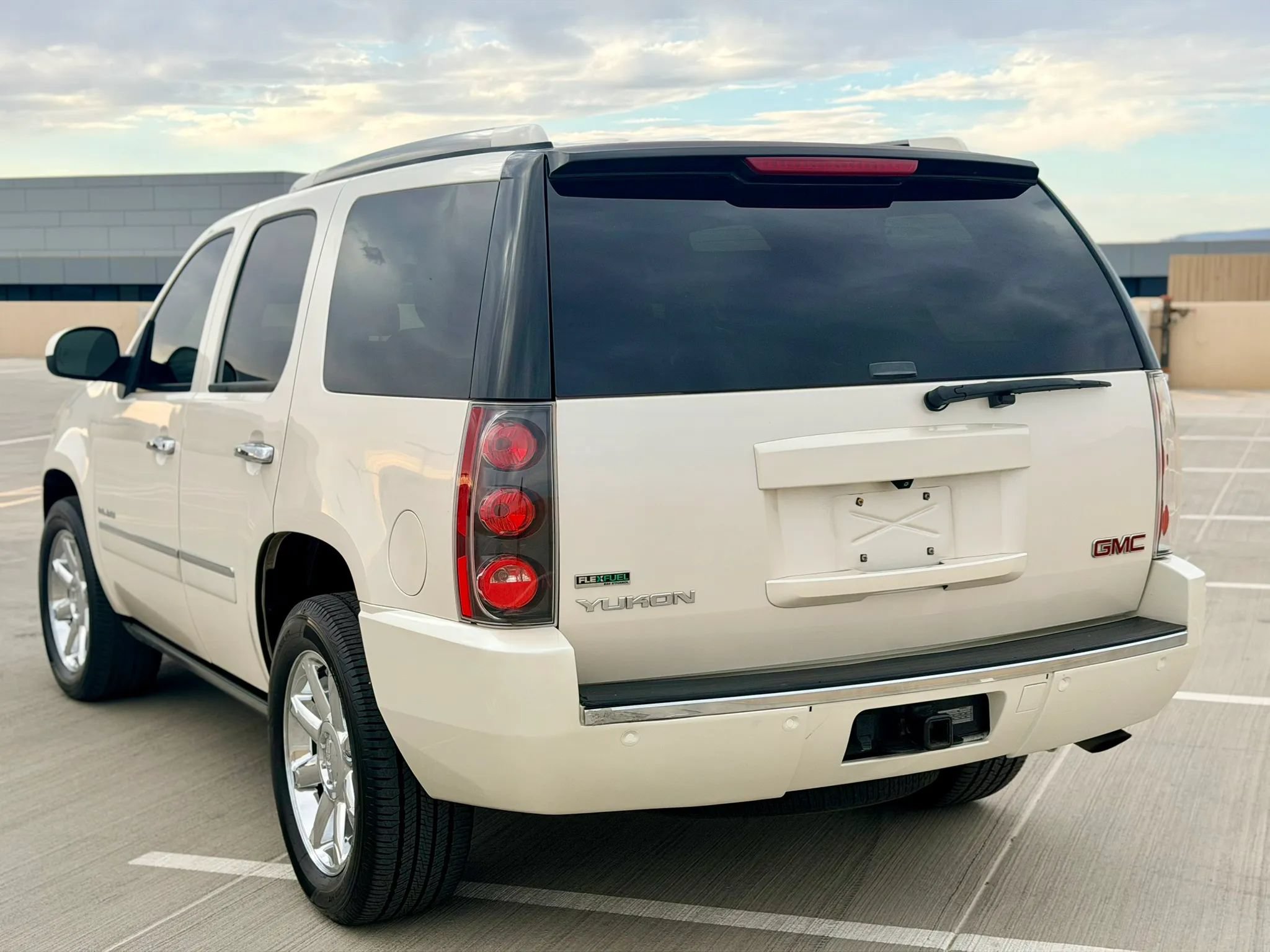 Used 2011 GMC Yukon Denali RWD image 3