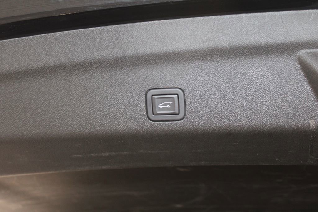 Used 2023 GMC Yukon XL SLT image 21