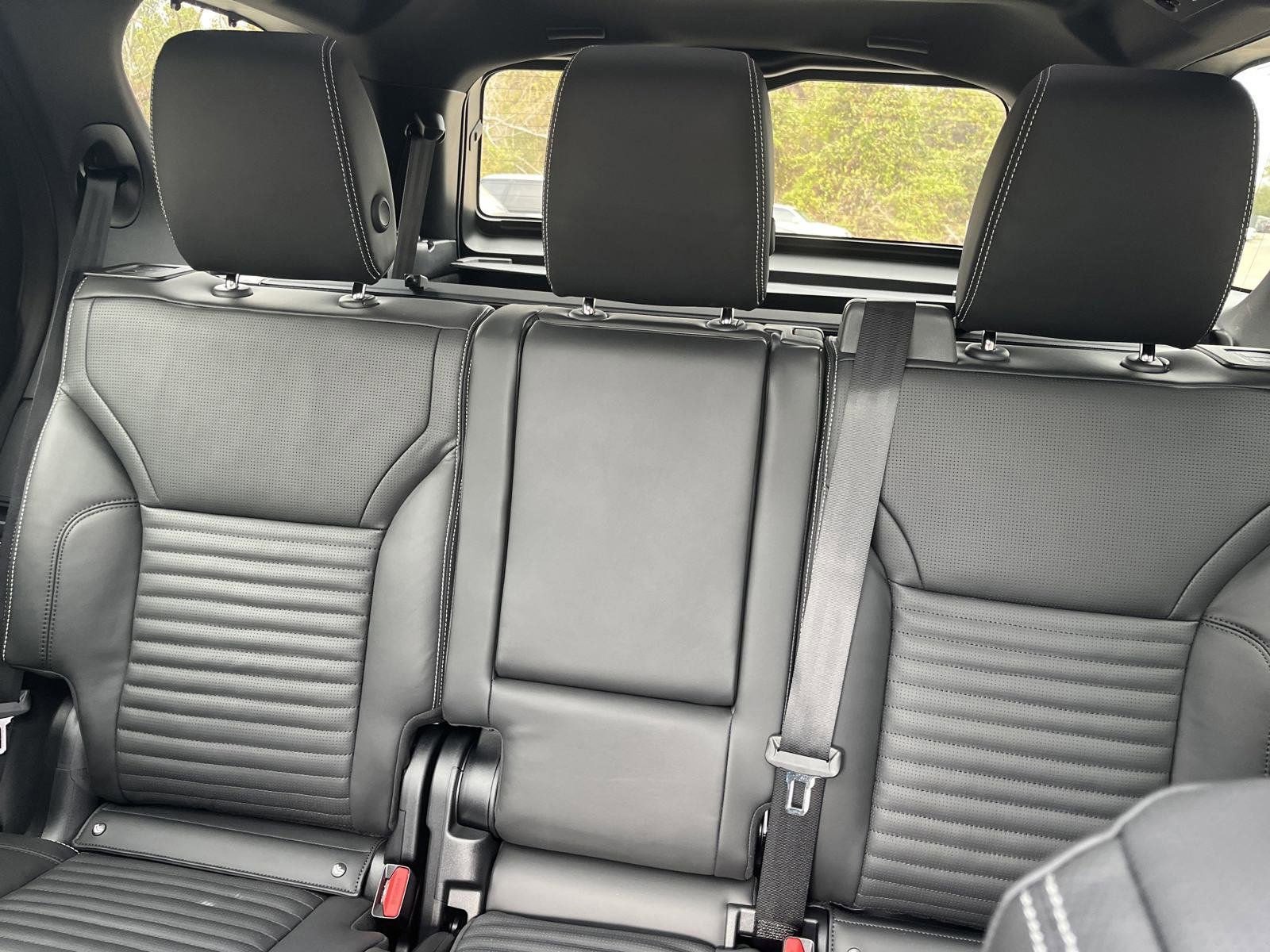 Used 2025 Land Rover Discovery Dynamic SE AWD/4WD image 25