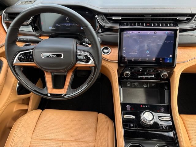 Used 2025 Jeep Grand Cherokee Summit AWD/4WD image 3