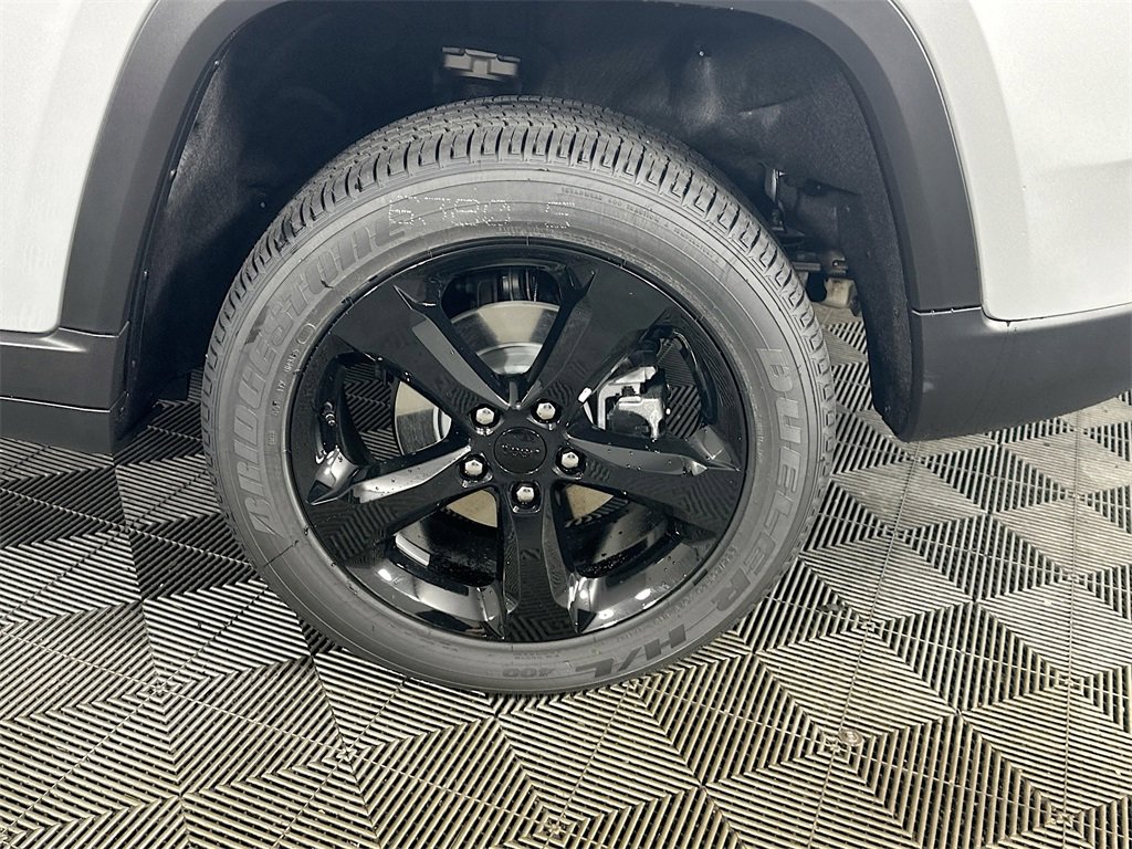 New 2025 Jeep Grand Cherokee Altitude image 17