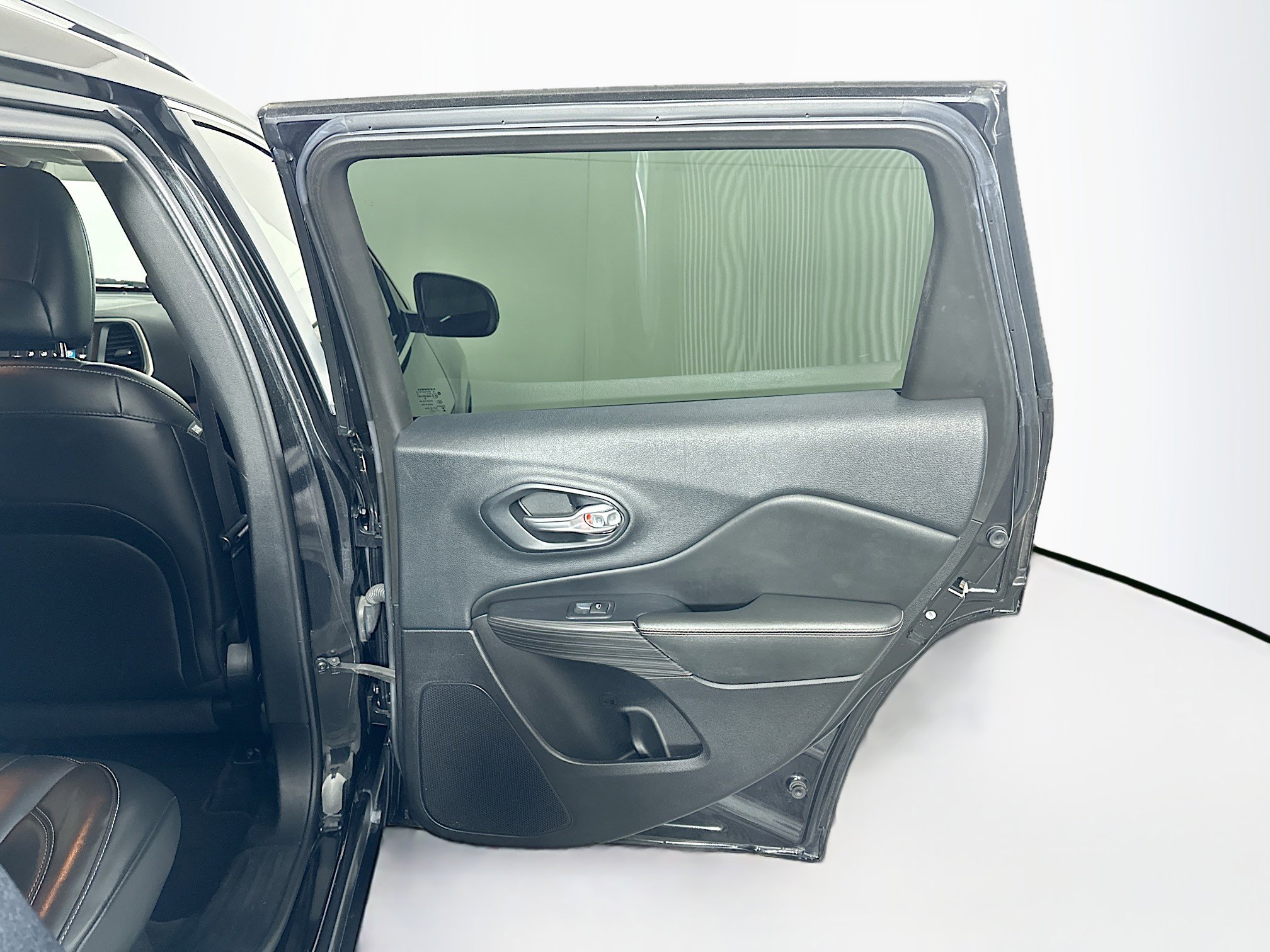 Used 2015 Jeep Cherokee Limited image 30