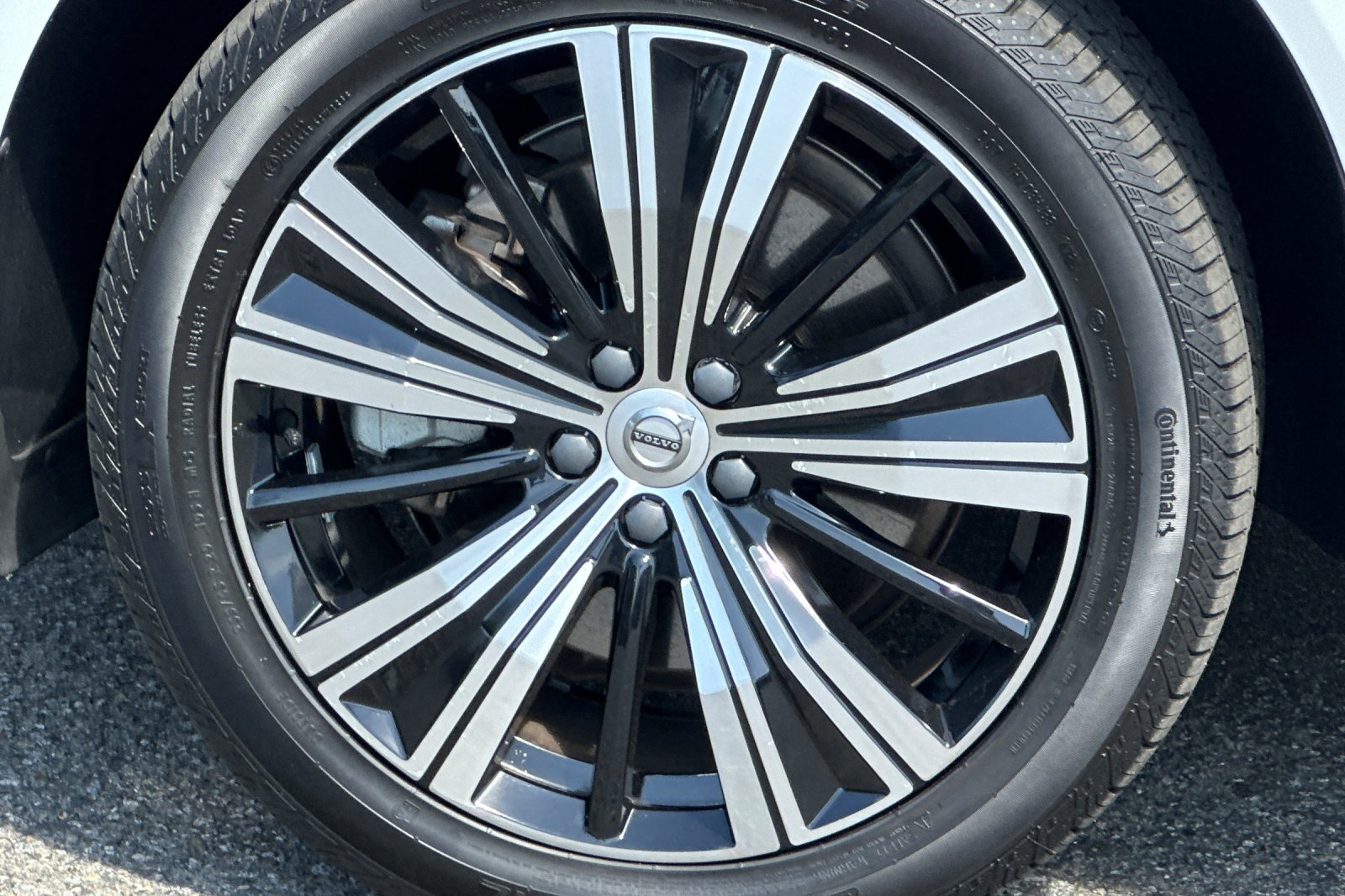 Certified 2023 Volvo XC60 T8 Plus AWD/4WD image 35