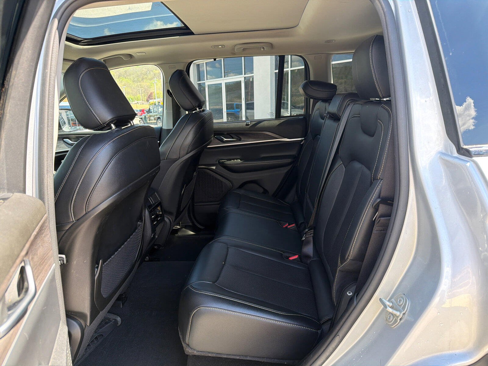 Used 2024 Jeep Grand Cherokee Limited w/ Luxury Tech Group II AWD/4WD image 18