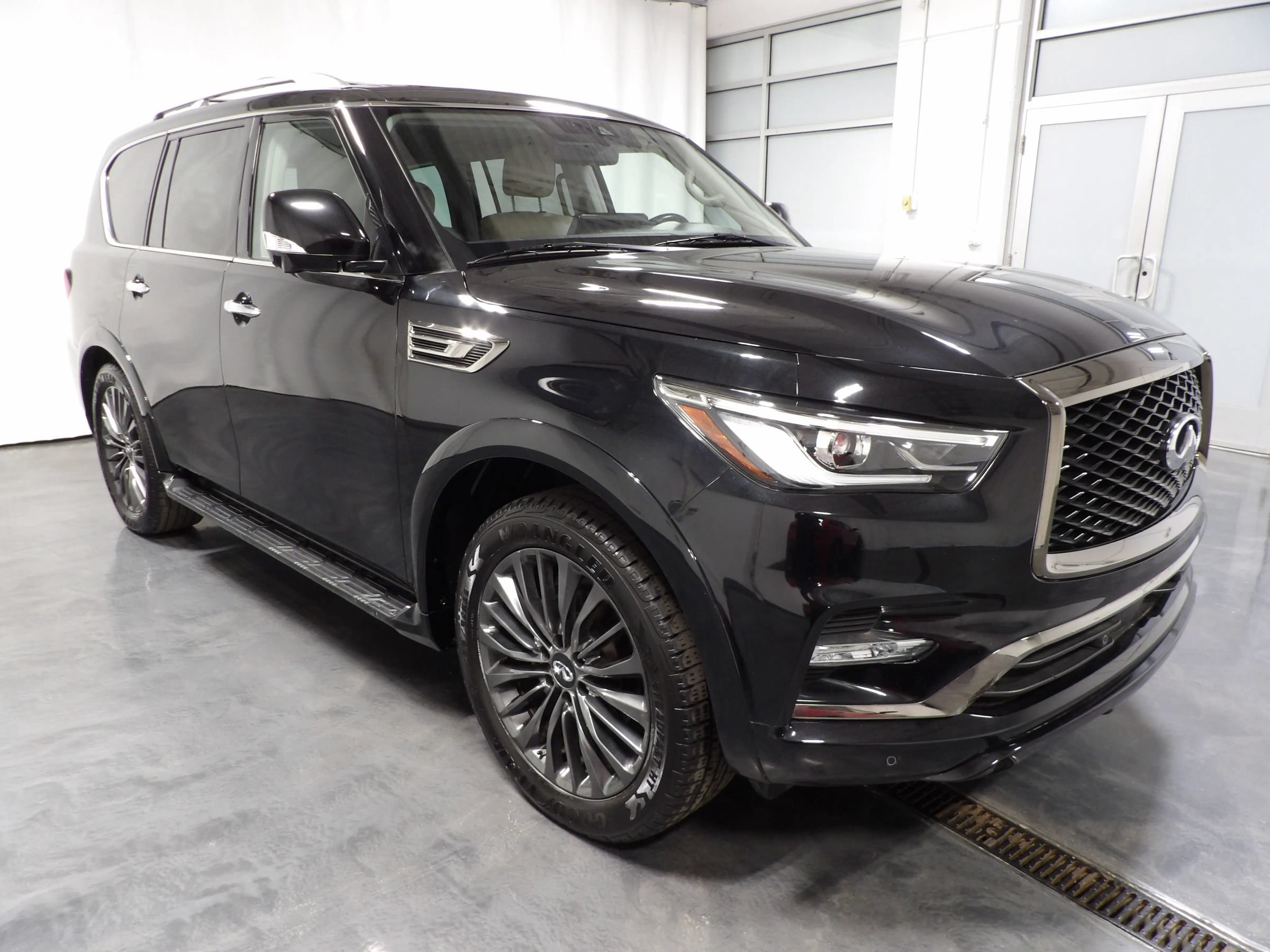 Used 2023 INFINITI QX80 Premium Select w/ Cargo Package AWD/4WD image 2