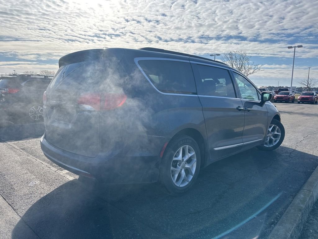 Used 2017 Chrysler Pacifica Touring-L w/ Tire & Wheel Group image 11