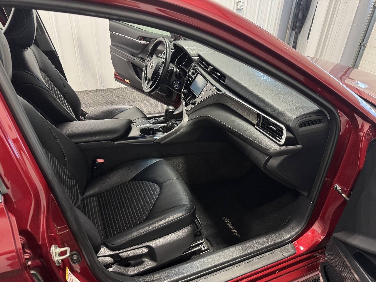 Used 2018 Toyota Camry SE FWD image 14