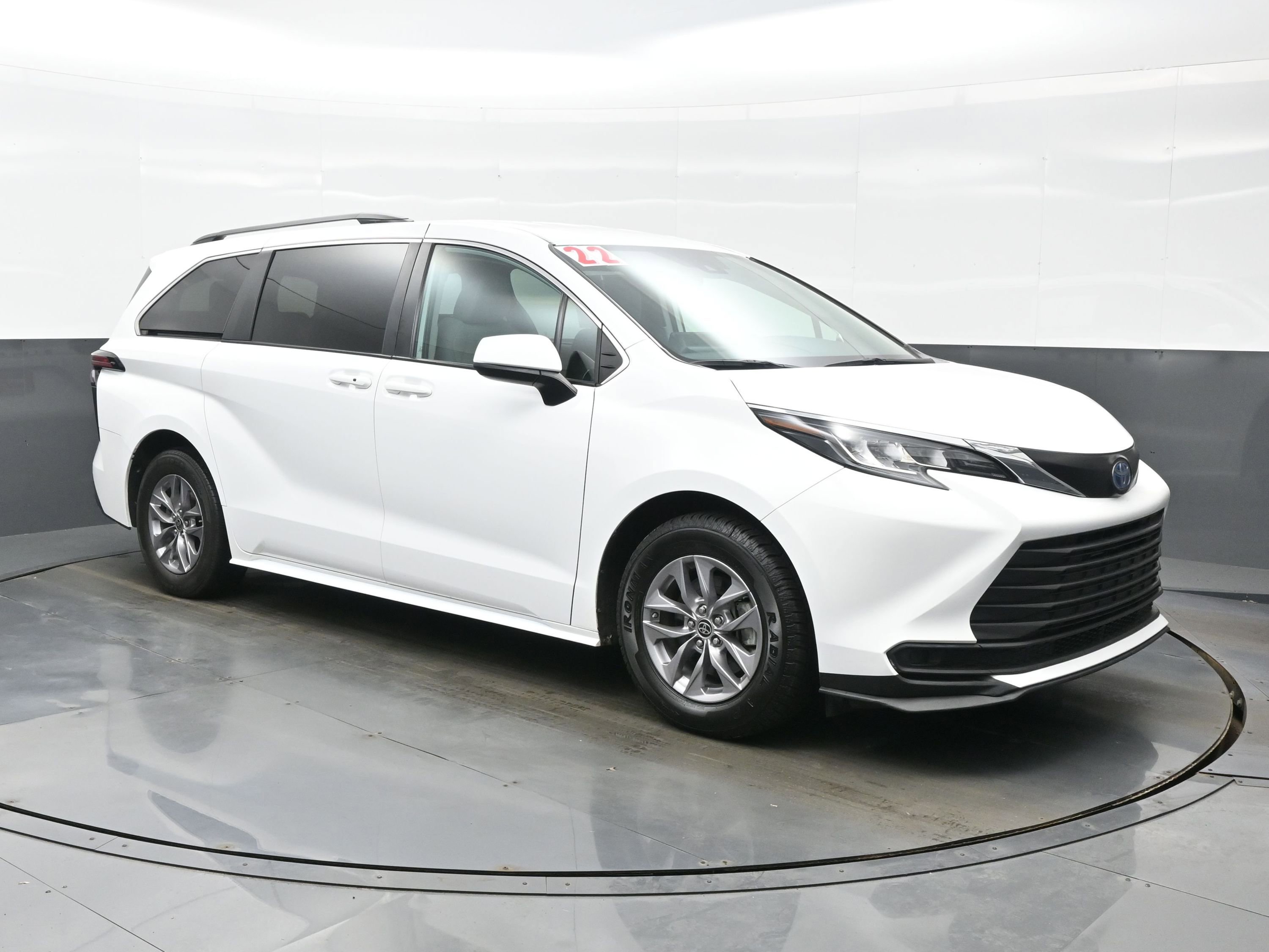 Used 2022 Toyota Sienna LE image 8