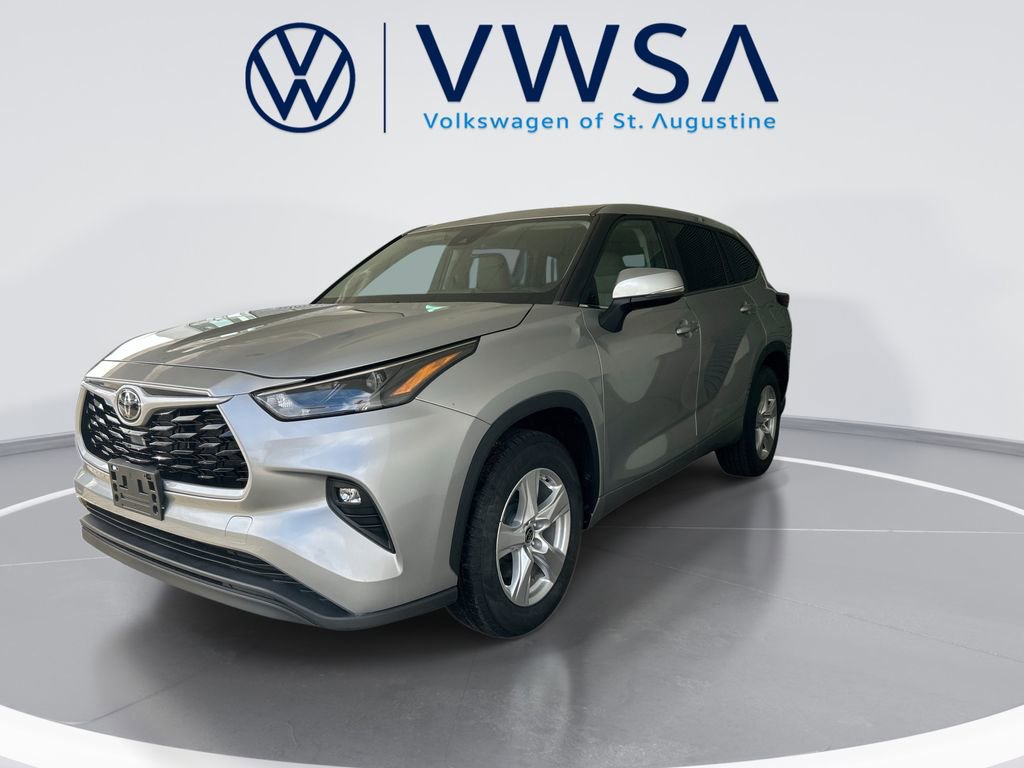 Used 2023 Toyota Highlander LE image 3