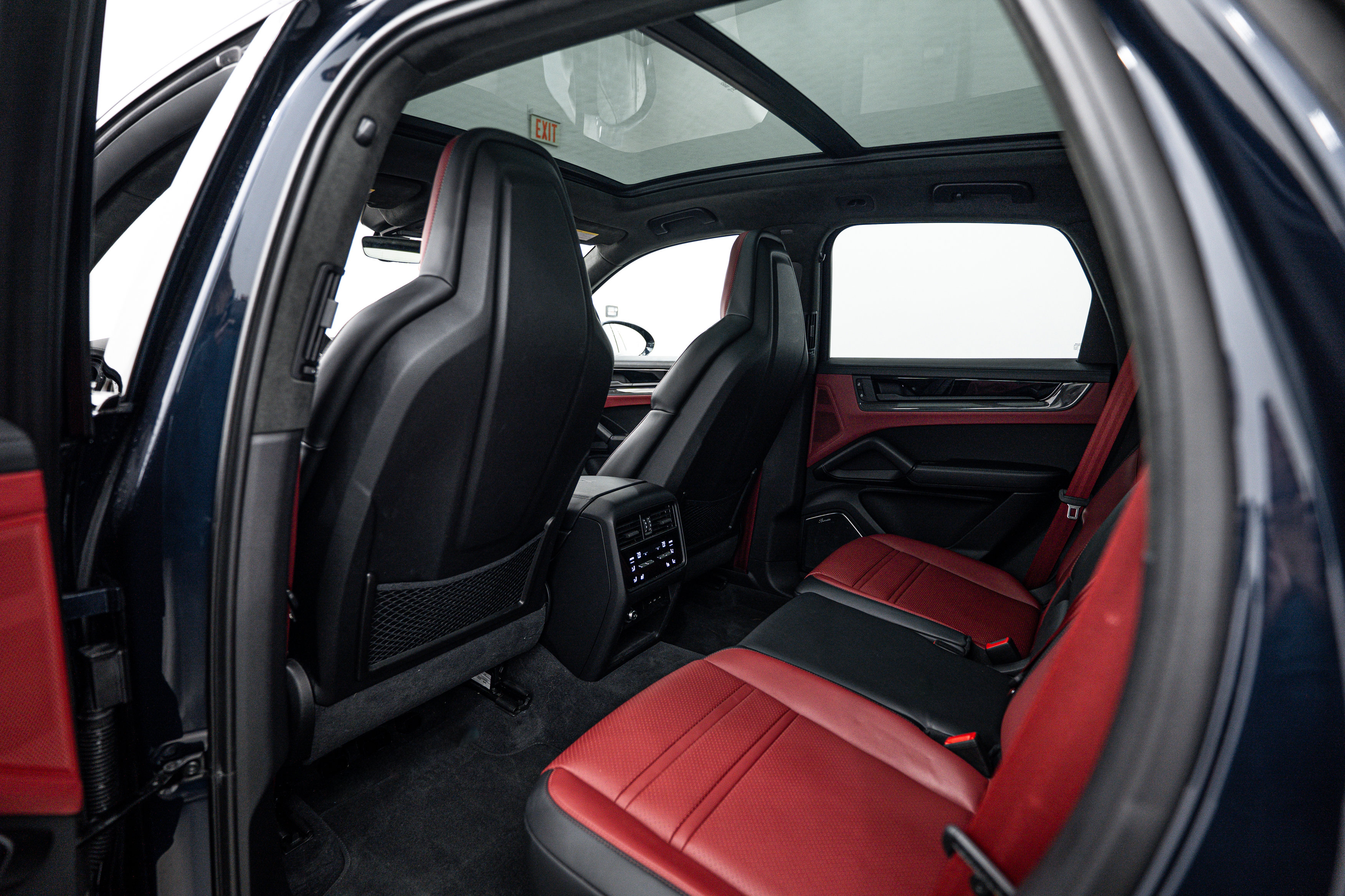 Certified 2025 Porsche Cayenne GTS AWD/4WD image 24