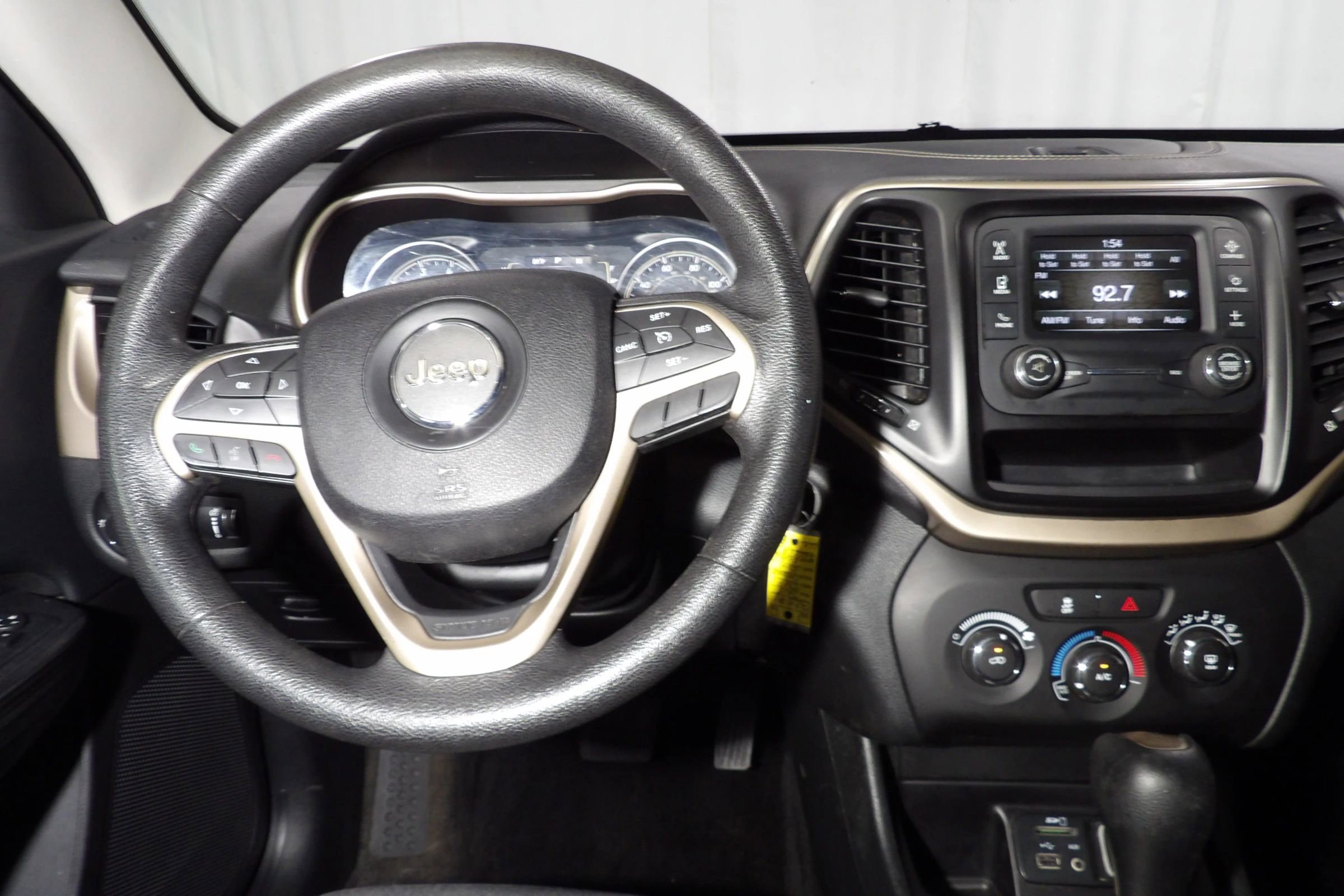 Used 2015 Jeep Cherokee Sport FWD image 12