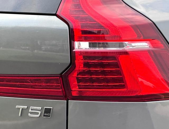 Used 2021 Volvo XC60 T5 Momentum w/ Premium Package image 7