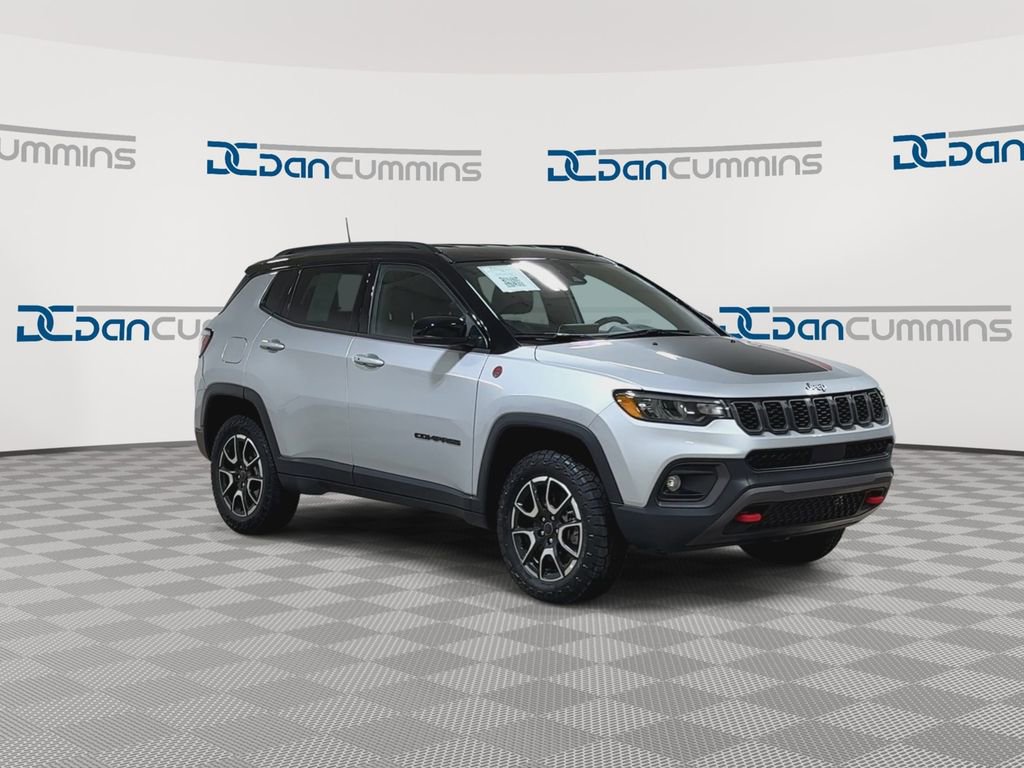 Used 2025 Jeep Compass Trailhawk AWD/4WD image 3