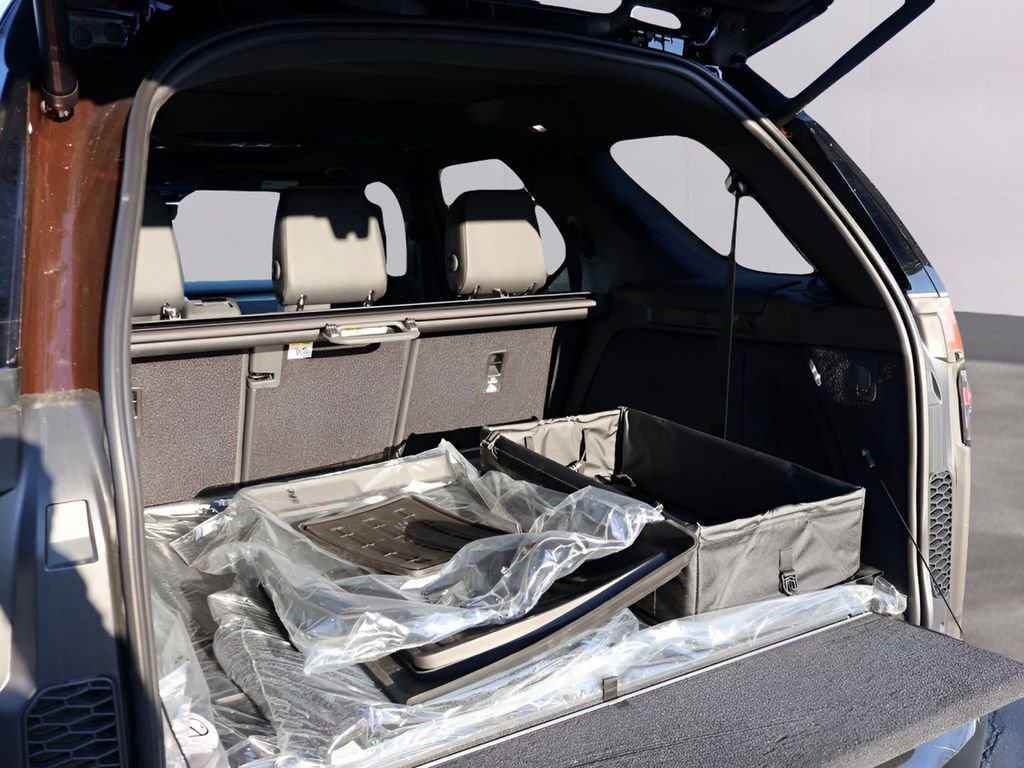 New 2026 Land Rover Discovery Limited Edition image 16
