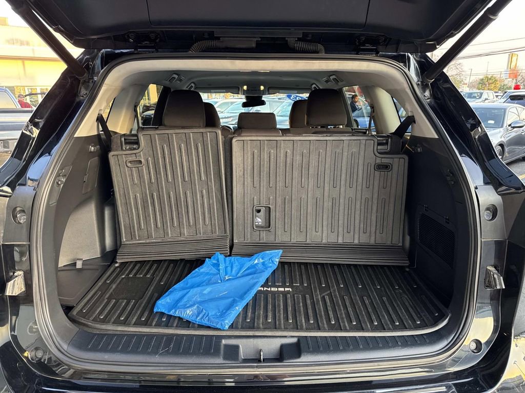 Used 2023 Toyota Highlander LE image 9
