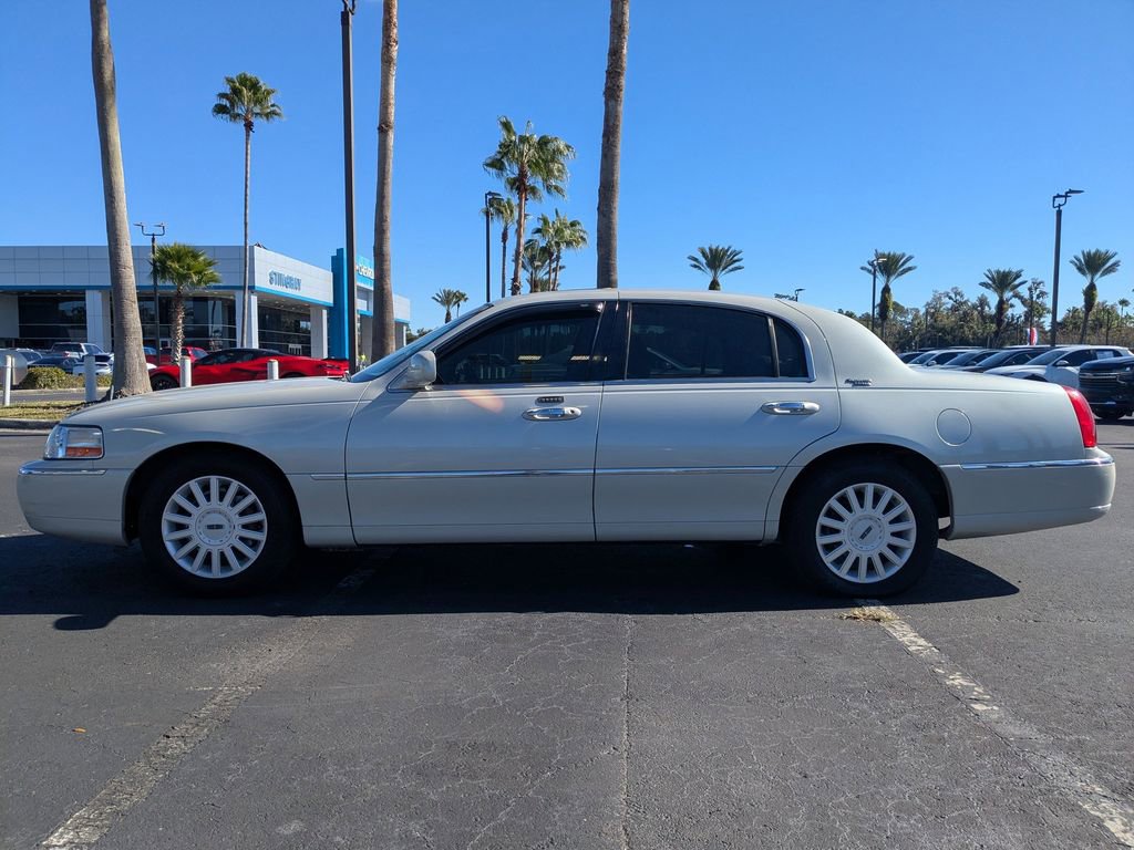 Used 2005 Lincoln Town Car Signature Limited image 7