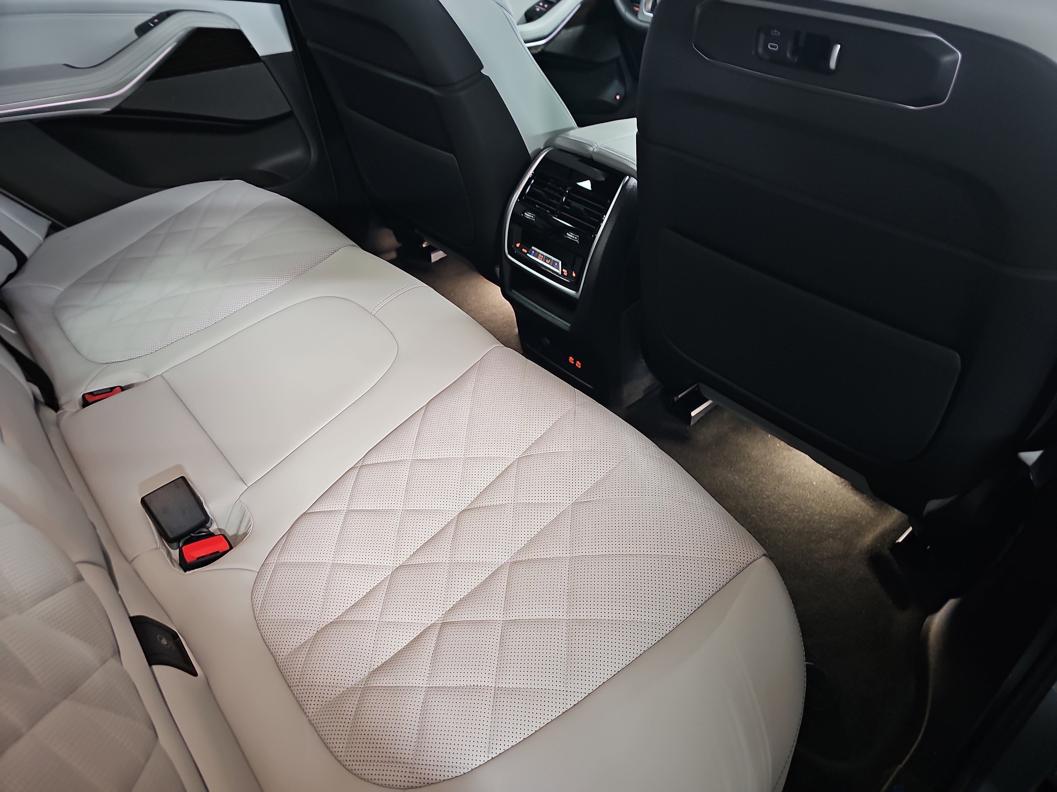 New 2026 BMW X5 xDrive50e w/ Climate Comfort Package AWD/4WD image 11