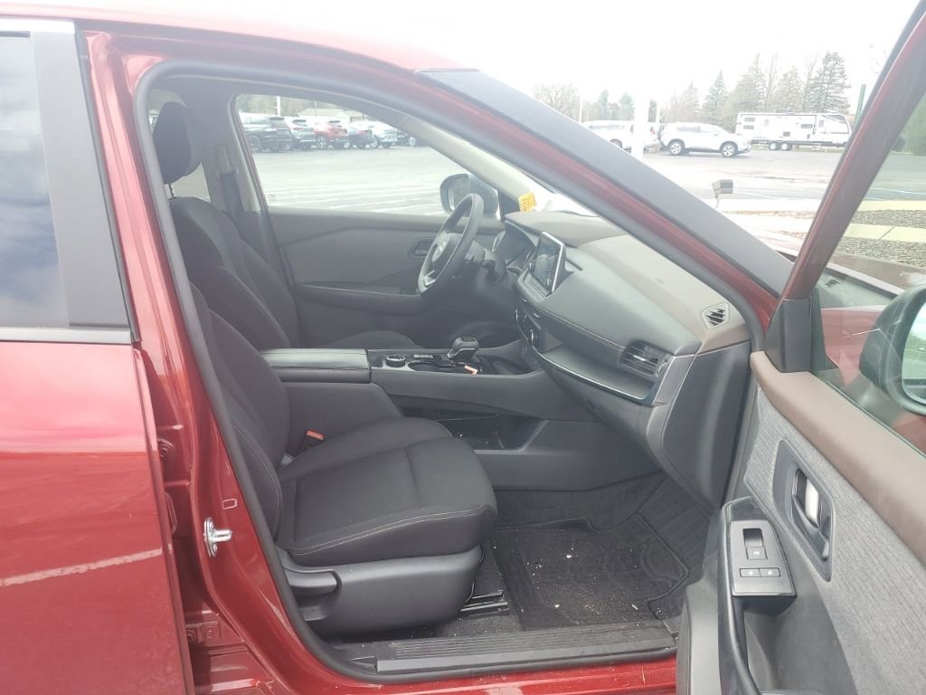 Used 2023 Nissan Rogue S image 11