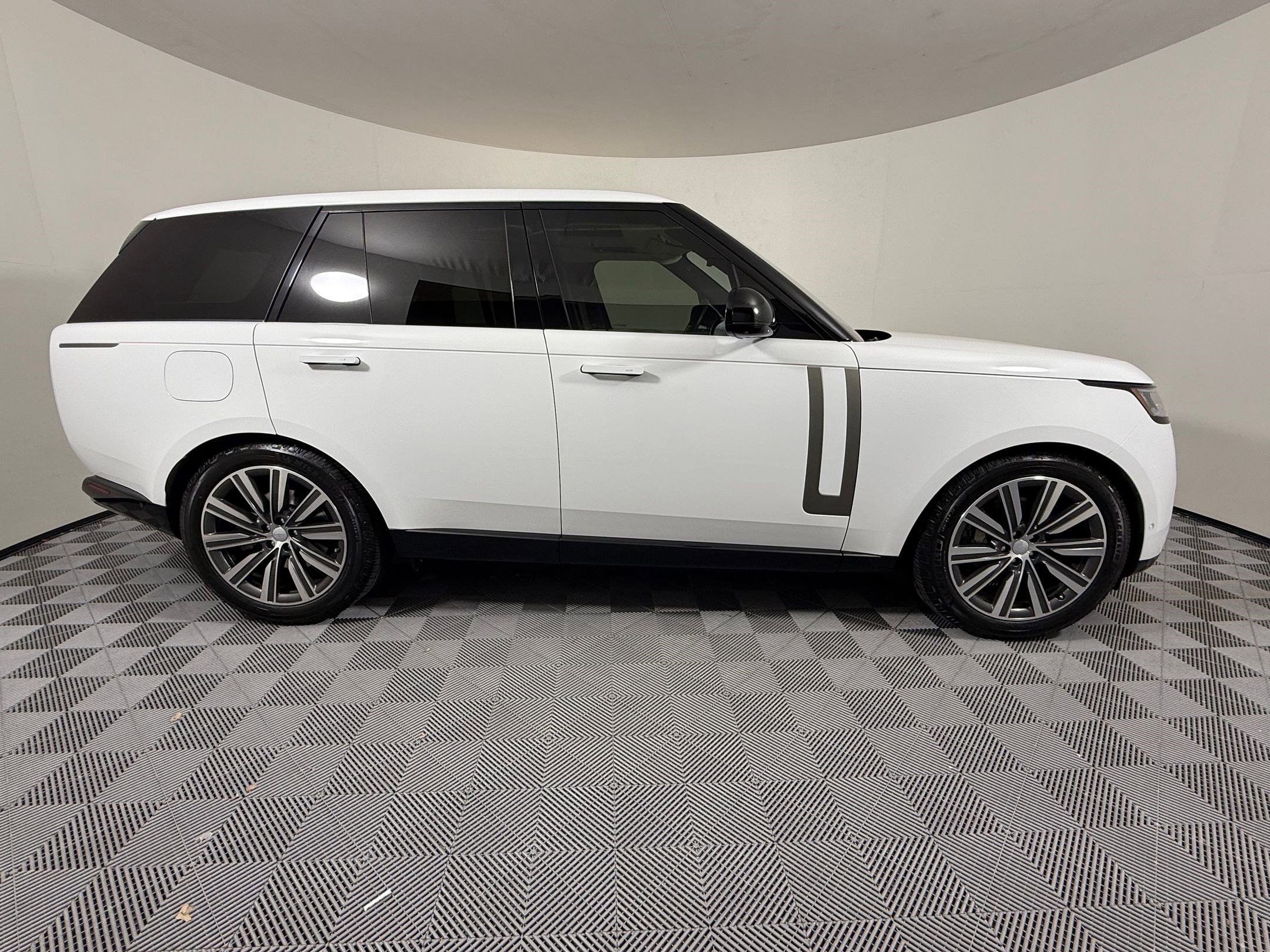 Used 2023 Land Rover Range Rover SE image 8