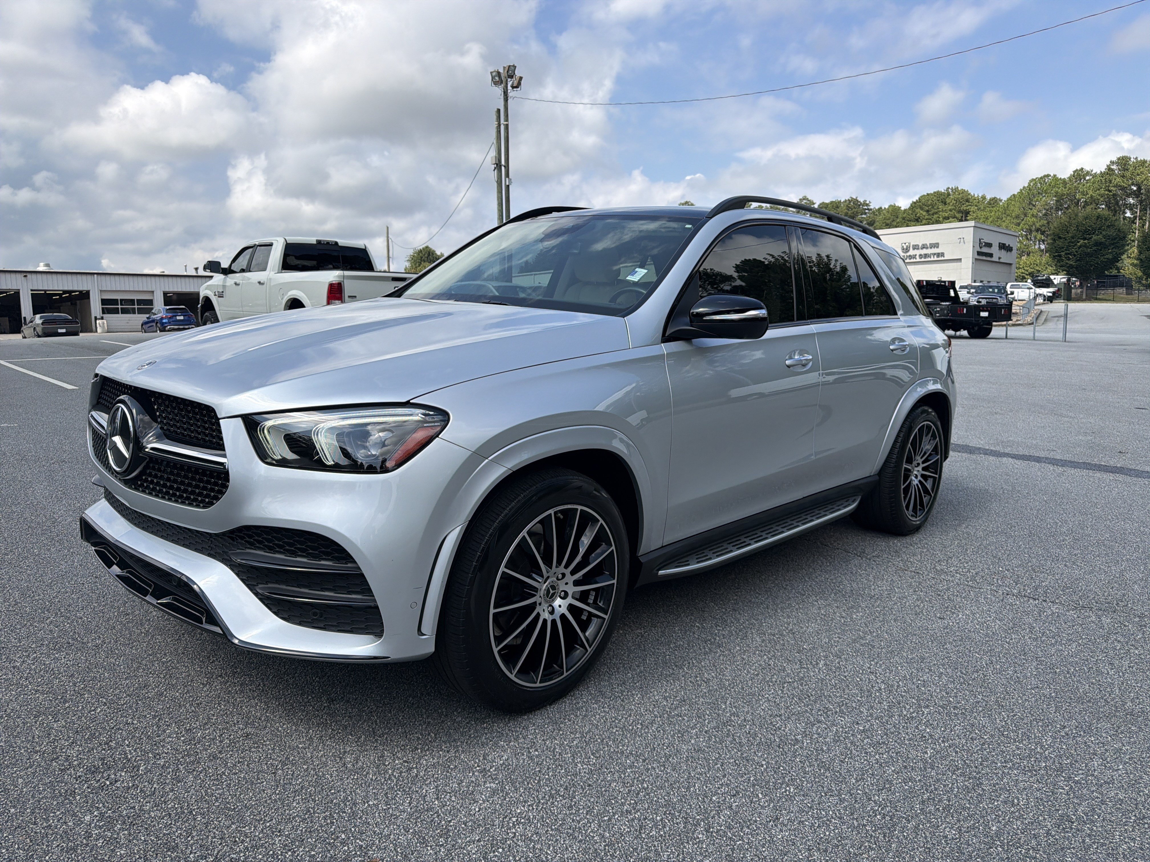 Used 2021 Mercedes-Benz GLE 350 w/ AMG Line Exterior image 3