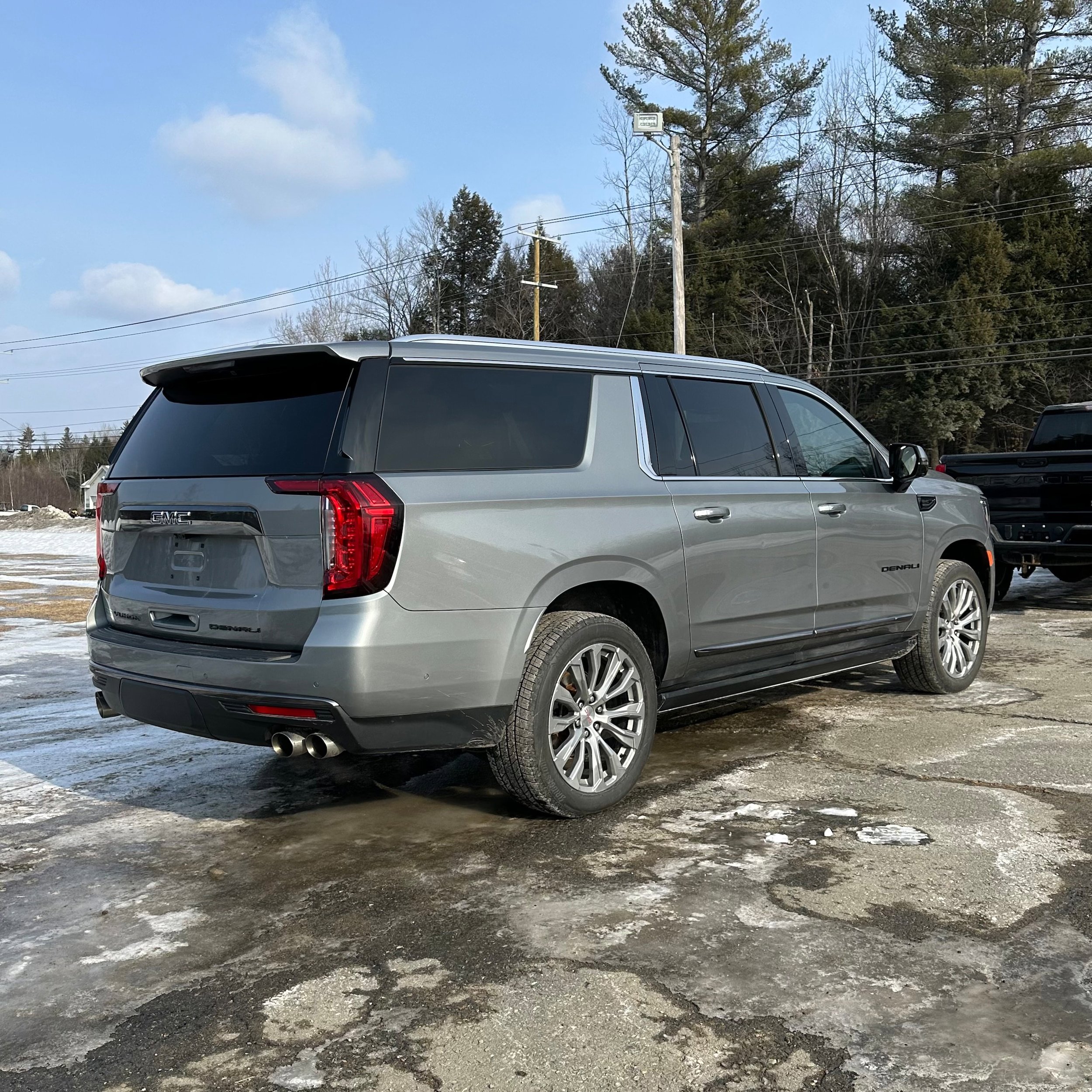 Used 2023 GMC Yukon XL Denali Ultimate AWD/4WD image 3