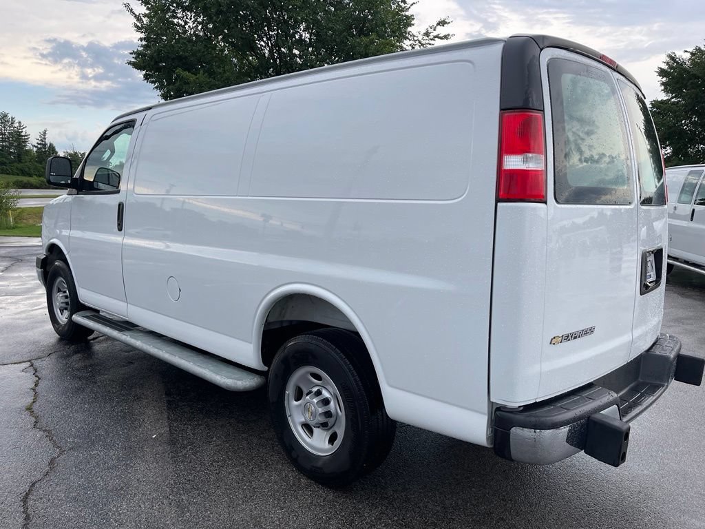 Used 2025 Chevrolet Express 2500 w/ Driver Convenience Package RWD image 4
