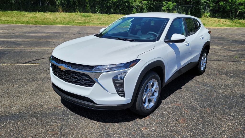 New 2026 Chevrolet Trax LS w/ LS Convenience Package FWD image 4