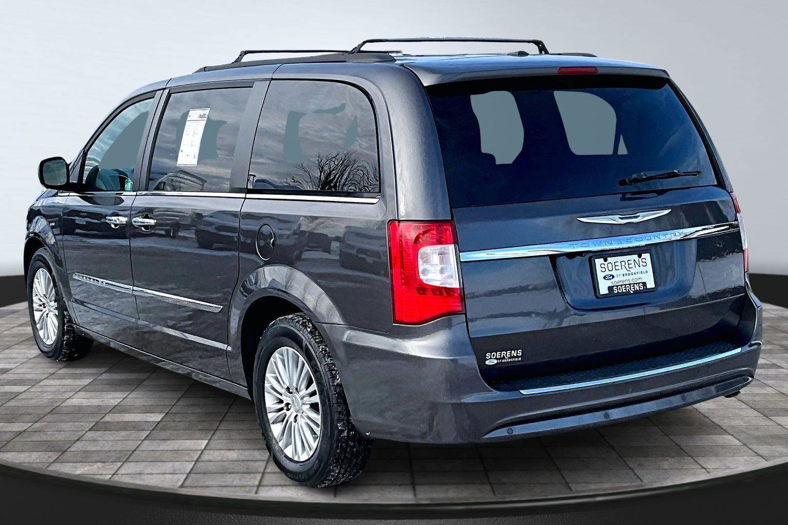 Used 2015 Chrysler Town & Country Touring-L w/ Driver Convenience Group image 4