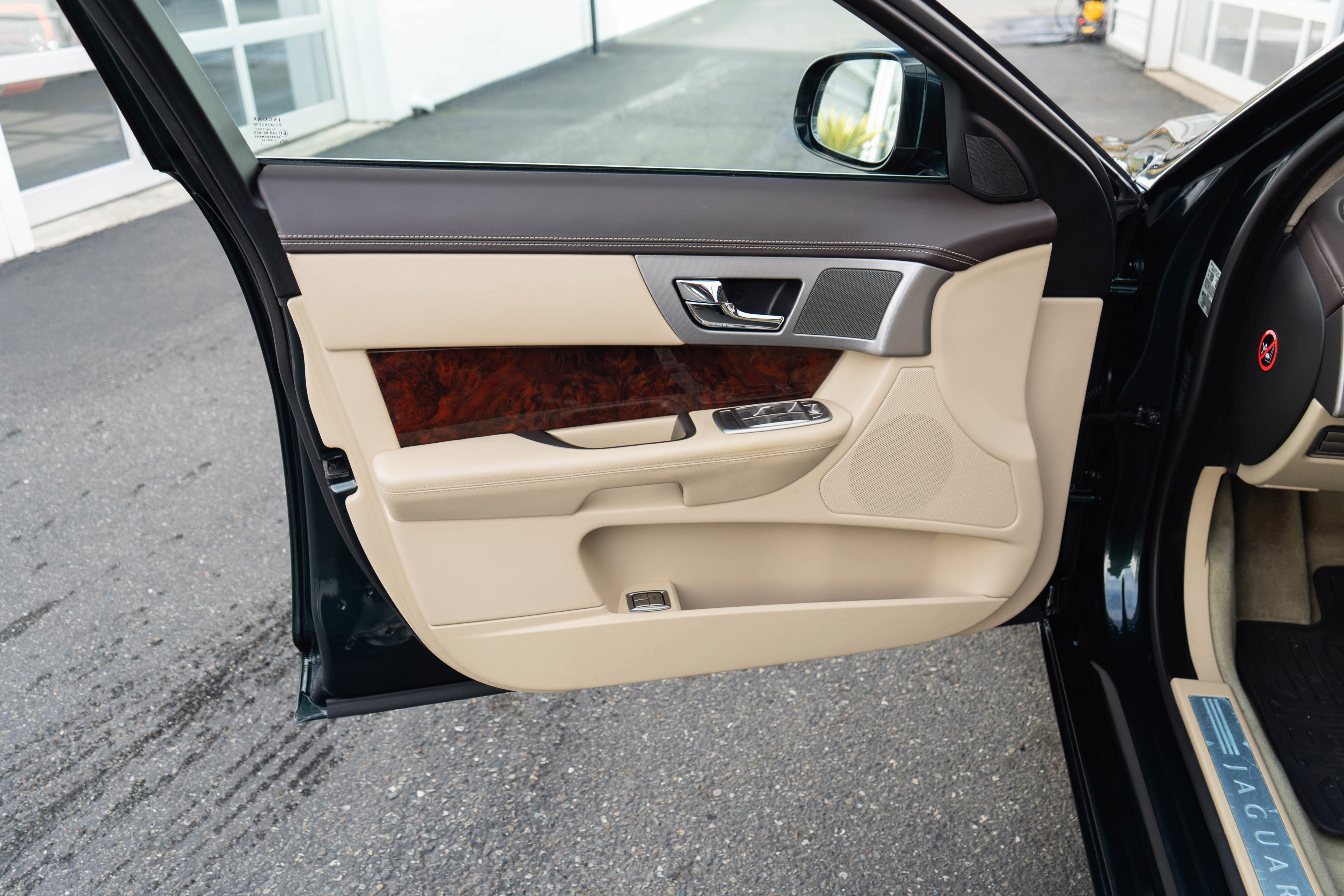 Used 2011 Jaguar XF Portfolio RWD image 10
