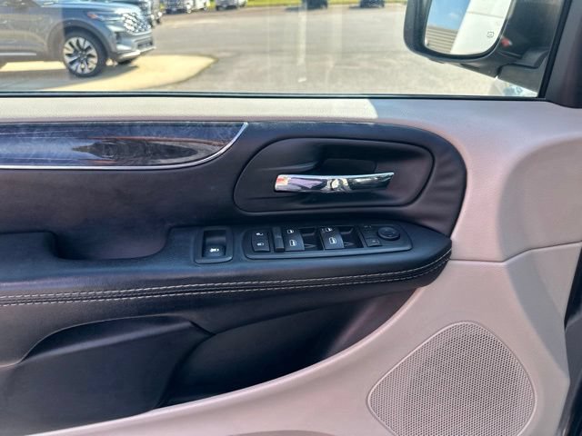 Used 2015 Chrysler Town & Country Touring FWD image 32